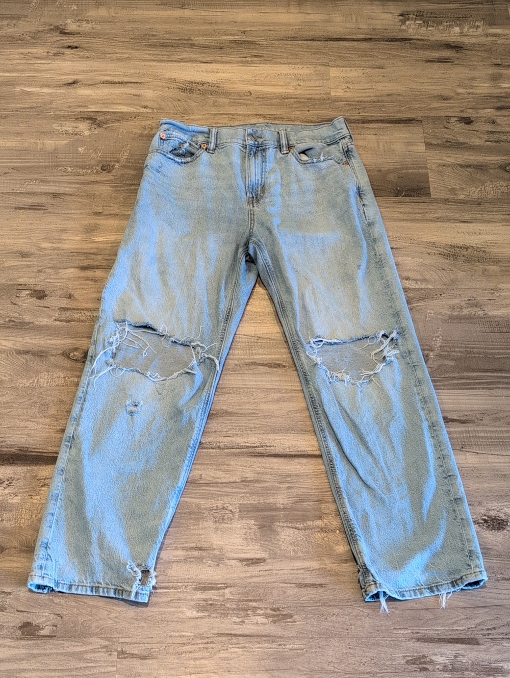 American Eagle Outfitters Light Blue Distressed Women's Relaxed Jeans